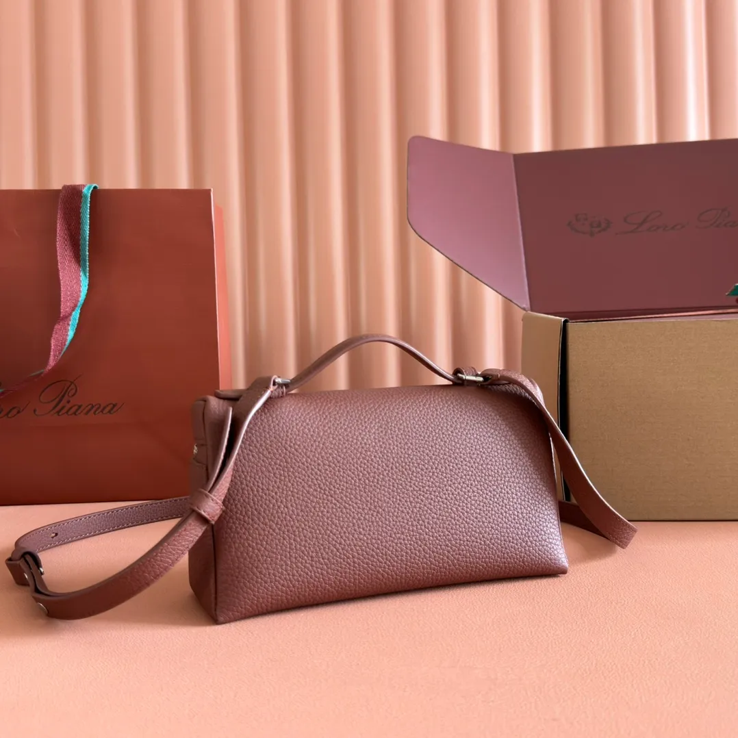 p1160💋💋💋【Original leather configuration counter complete set of packaging】 𝐋𝐨𝐫𝐨 𝐏𝐢𝐚𝐧@ Extra pocket L19 series handbag/crossbody bag, all steel, the most comfortable life is the undefined life, just like loro The material design of pian@ does not require complicated design styles. The simple and soft outline is elegant and durable, like an exquisite cosmetic case, which perfectly balances appearance and functionality. The leather is delicate and feels as soft as butter. The small bag has a large capacity. It is not only portable with a thin shoulder strap, but can also be worn cross-body. Sisters who have a special liking for minimalist style can buy it. It is simple and versatile. The simpler, the more different. Stars and Instagram celebrities are all planting it. There are two sizes of 19 cm and 27 cm. One is exquisite and casual, and the other is elegant and grand. Size: Small: length 19×width 7×height 12cm (